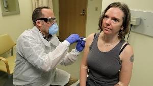 詹妮弗·哈勒, 临床试验志愿者, 接受冠状病毒世界杯下注网站性疫苗的首次注射. 图片来源:Ted S. 沃伦/美联社照片