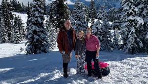 Julie-理查兹-family-hiking-Rainier-snow_1col.jpg